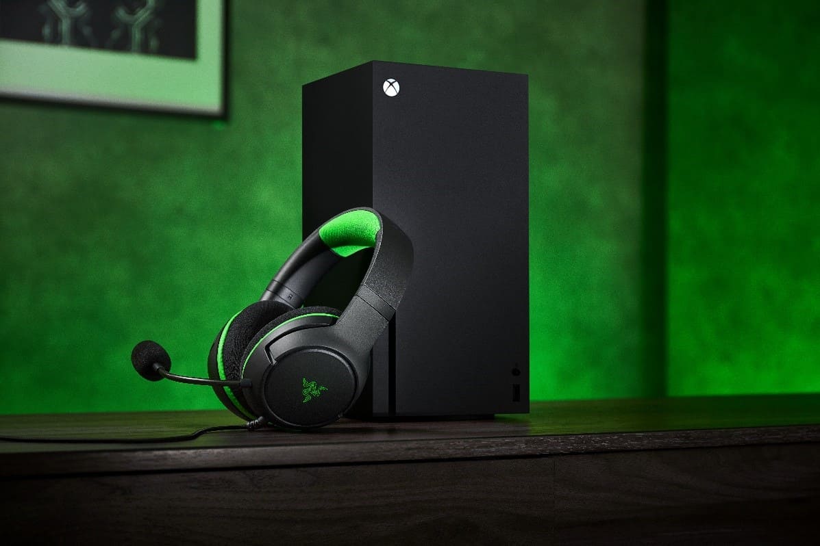 Razer con Kaira X, cuffie colorate e stand di ricarica