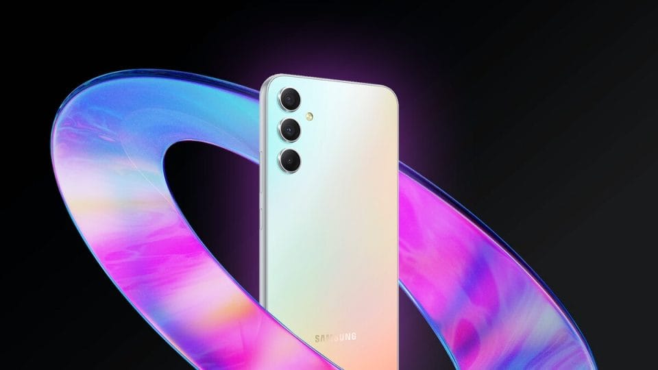 Samsung Galaxy A35: render rivelano design rinnovato