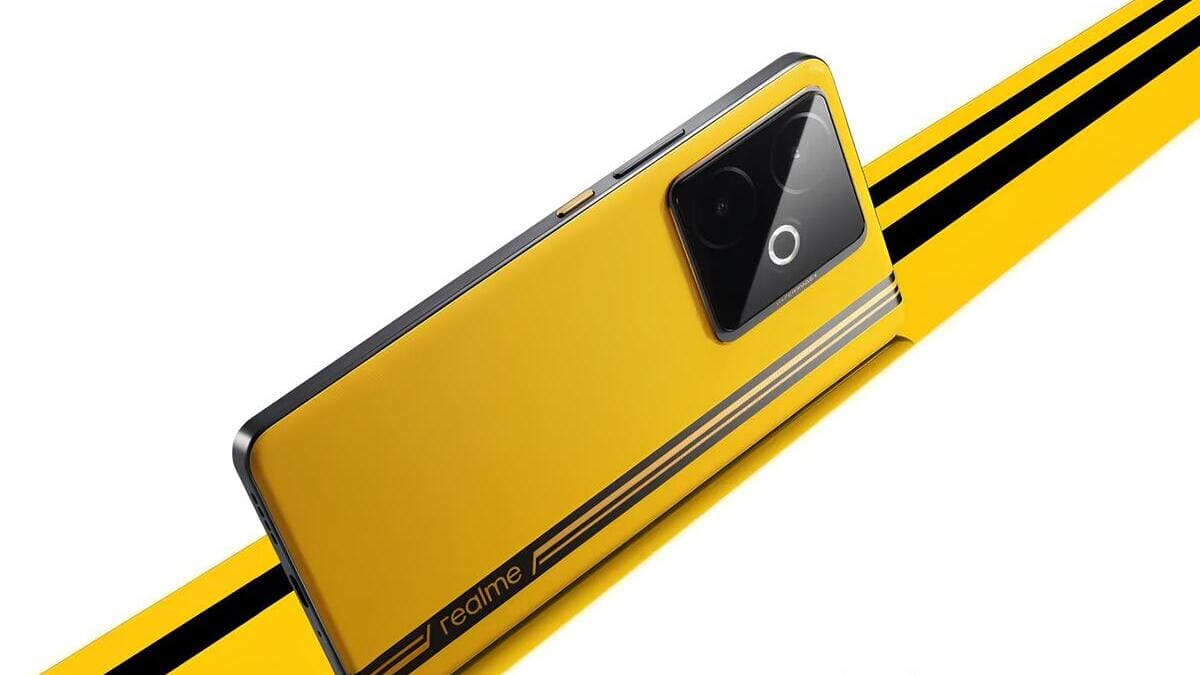 realme GT 7T: look sportivo in pelle vegana gialla