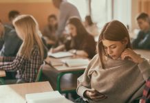 stop agli smartphone anche alle superiori è ufficiale