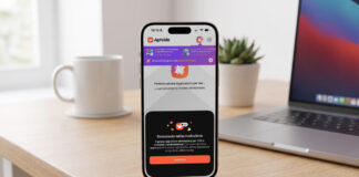 Aptoide iOS, schermata di benvenuto con badge Apple su iPhone appoggiato alla scrivania